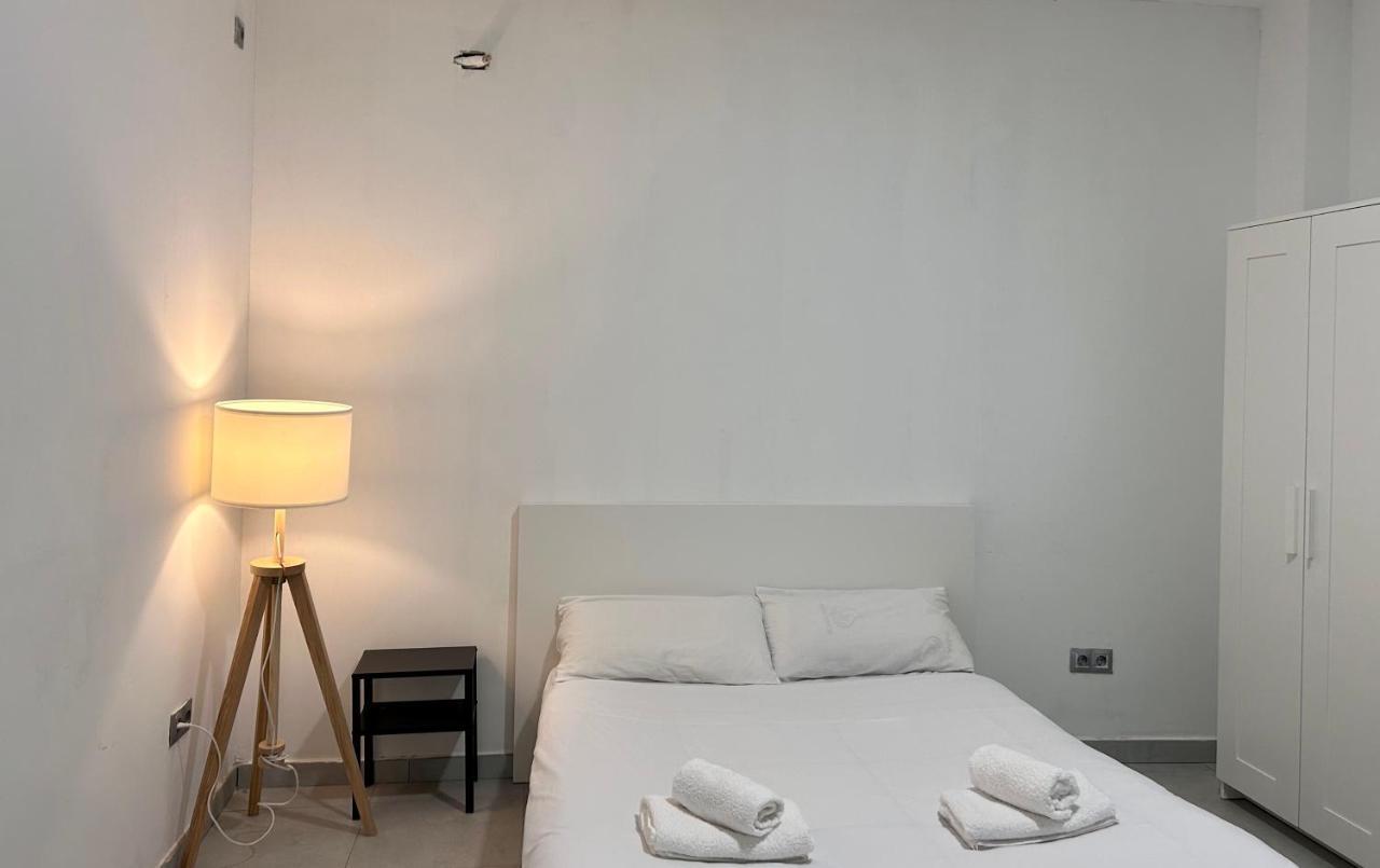 Hostel Ramon Lujan 91 มาดริด ภายนอก รูปภาพ